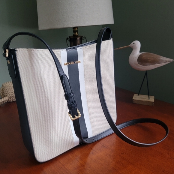 Michael Kors Jet Set Travel Large Messenger Crossbody in Canvas w/ Black Leather - Picture 11 of 14